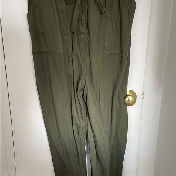 Universal Thread Green Jumpsuit with Collared Neckline and Adjustable Waist - Picture 6 of 8
